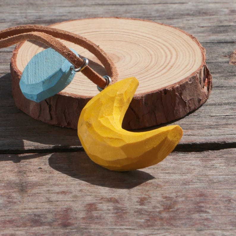 Handgeschnitzter Holz Schlüsselanhänger, Weihnachtsbaum oder Mond und Stern, Naturholz, handpoliert, Taschenanhänger
