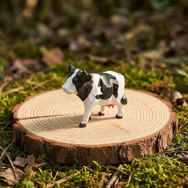 Miniatur-Bauernhof Holzschnitzerei Kuh, schwarz-weiße Rinderstatue, handgefertigte rustikale Wohnkultur, Lindenholz