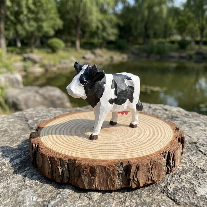 Miniatur-Bauernhof Holzschnitzerei Kuh, schwarz-weiße Rinderstatue, handgefertigte rustikale Wohnkultur, Lindenholz