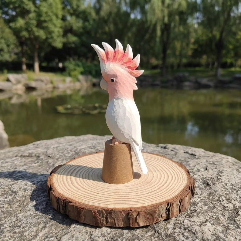 Handgeschnitzte Holzkakadufigur – Rosa Vogelstatue aus Holz für Schreibtischdekoration