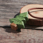 Handgeschnitzter Holz Schlüsselanhänger, Weihnachtsbaum oder Mond und Stern, Naturholz, handpoliert, Taschenanhänger