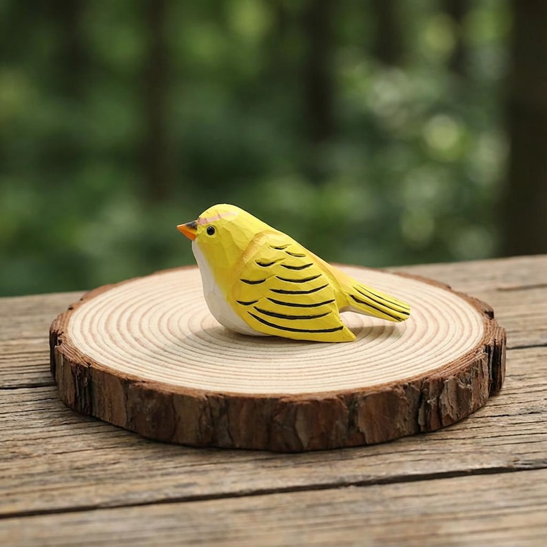 Handgeschnitzte gelbe Vogelfigur, hölzerne Kanarienvogelstatue, rustikale Wohnkultur, Bücherregalsitter, Frühlingsbauernhaus