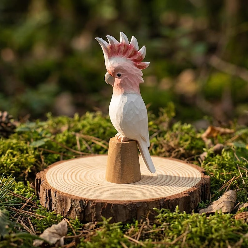 Handgeschnitzte Holzkakadufigur – Rosa Vogelstatue aus Holz für Schreibtischdekoration