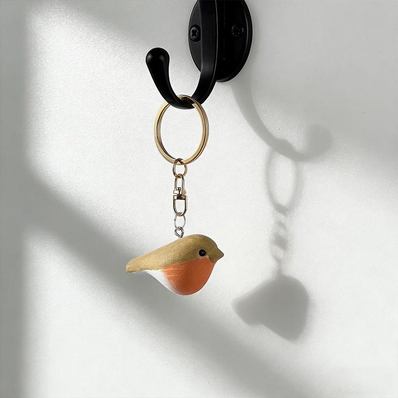 Handgeschnitzter Holzvogel Schlüsselanhänger, Rustikaler Taschenanhänger, Holzschmuck Figur, Mini Ornament (4,5 cm)