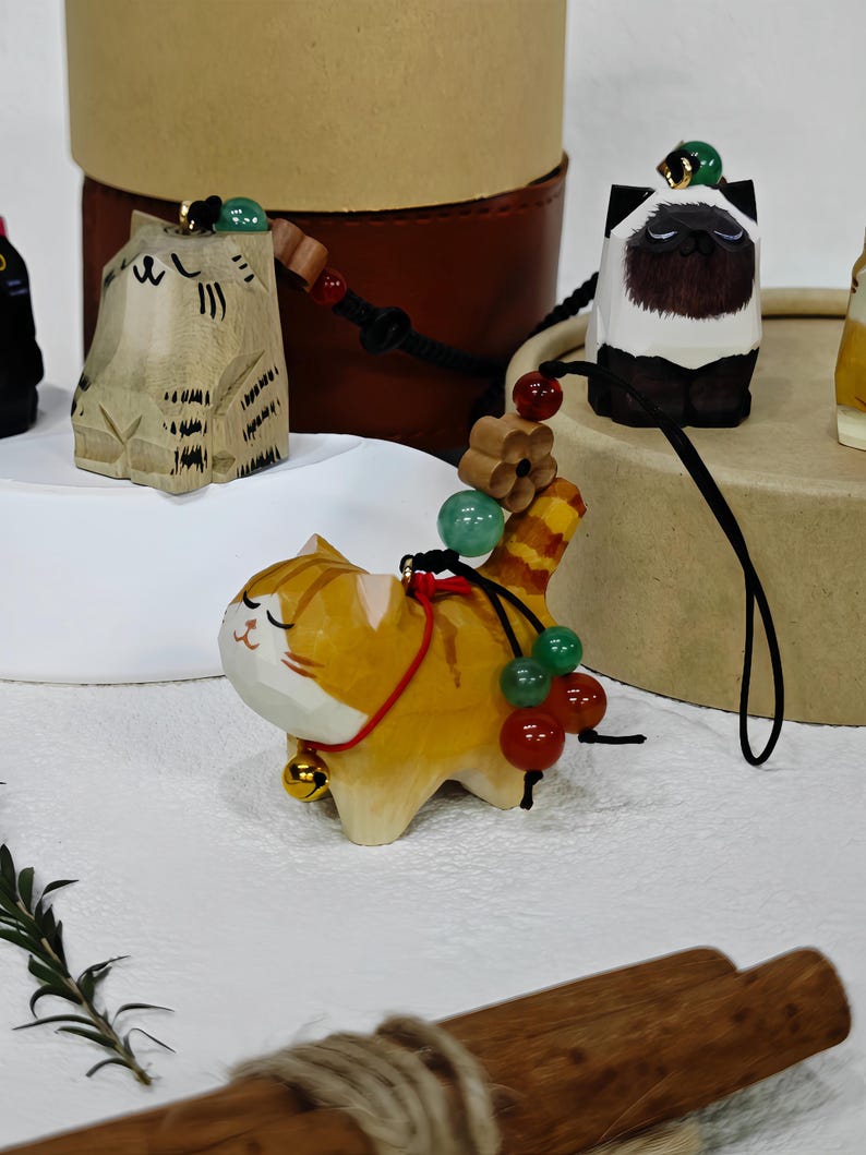 Handgefertigter Holzkatzen-Taschenanhänger Schlüsselbund, Kristallperlen, 3,5 cm, Linde, Glücksbringer