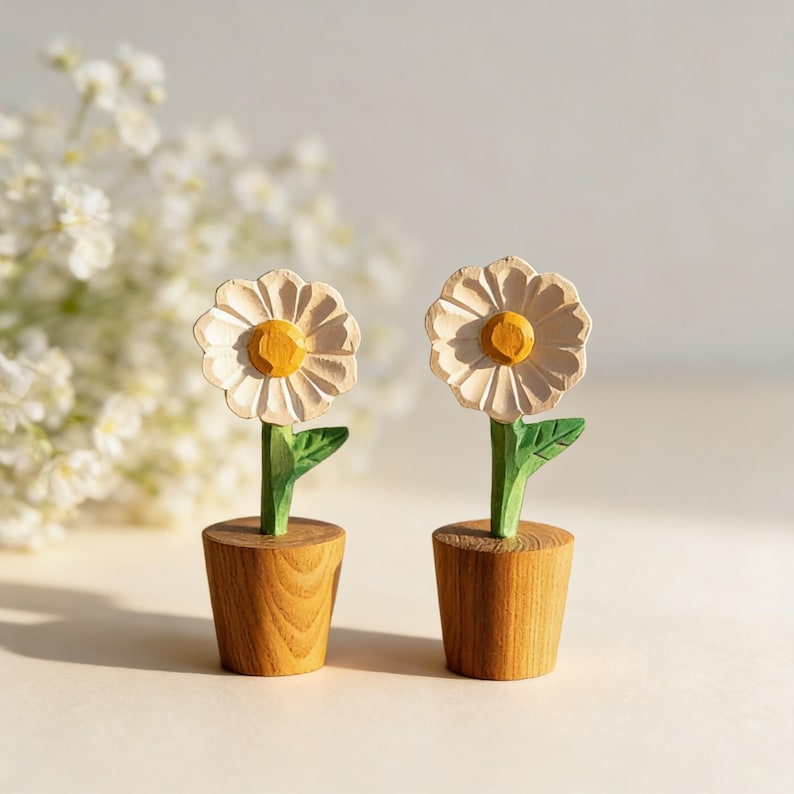 Handgeschnitzte hölzerne Gänseblümchen Dekofigur, Mini Desktop Pflanzenakzent, Cottagecore Geschenk