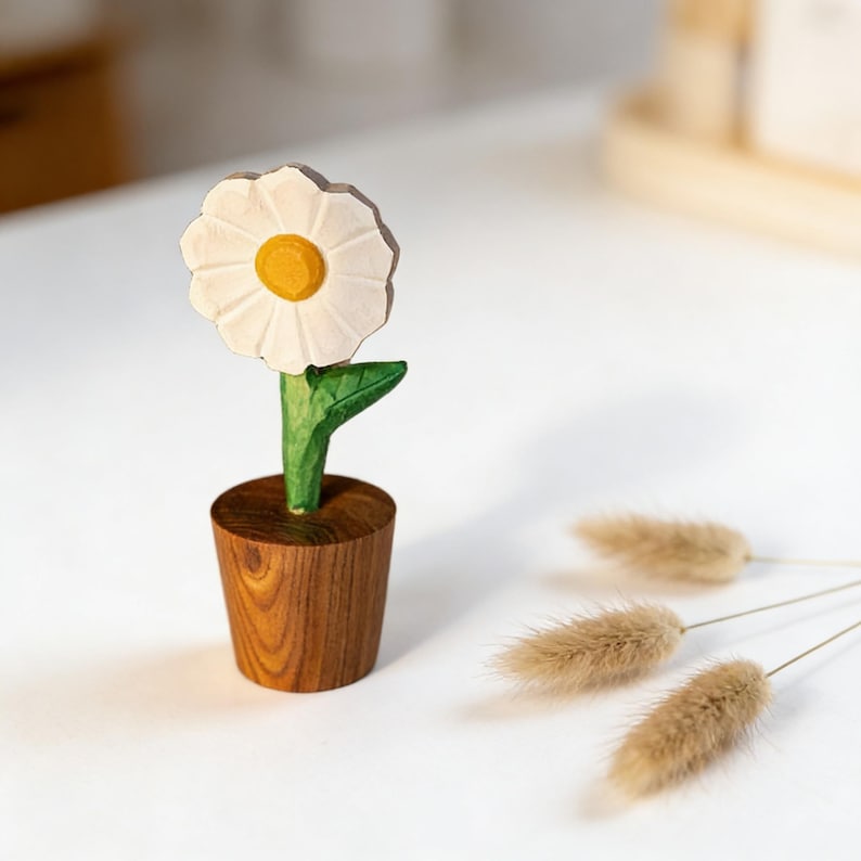 Handgeschnitzte hölzerne Gänseblümchen Dekofigur, Mini Desktop Pflanzenakzent, Cottagecore Geschenk