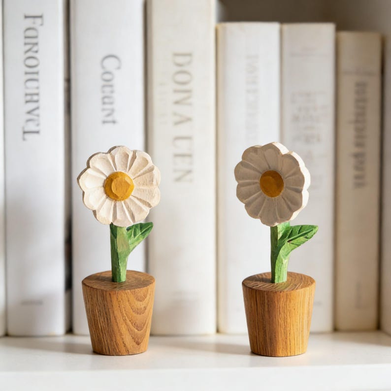 Handgeschnitzte hölzerne Gänseblümchen Dekofigur, Mini Desktop Pflanzenakzent, Cottagecore Geschenk