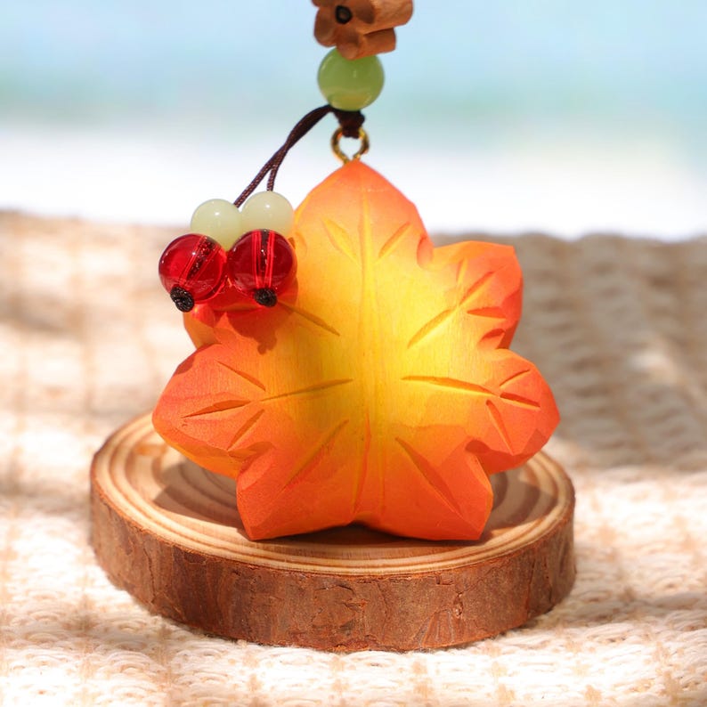 Handgefertigter Ahornblatt-Schlüsselanhänger aus Holz – handgeschnitzter Herbstblatt-Charm, Naturholz-Anhänger