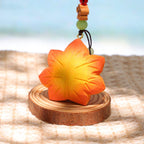Handgefertigter Ahornblatt-Schlüsselanhänger aus Holz – handgeschnitzter Herbstblatt-Charm, Naturholz-Anhänger