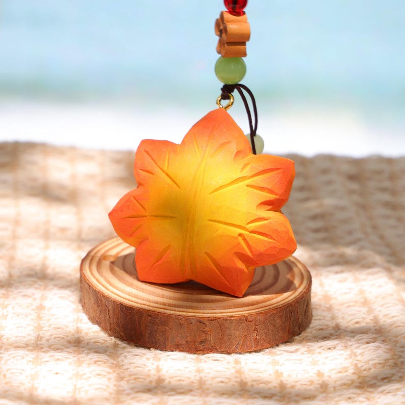 Handgefertigter Ahornblatt-Schlüsselanhänger aus Holz – handgeschnitzter Herbstblatt-Charm, Naturholz-Anhänger