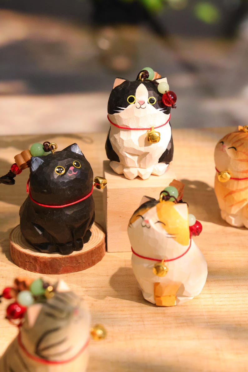 Handgeschnitzter hölzerner Katzen-Schlüsselanhänger, Naturholz, lächelnde Katze, Autocharme, Heimdekoration