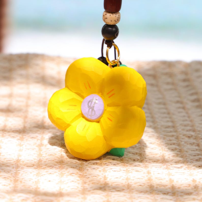 Handgefertigter Holzblumen-Schlüsselanhänger - Handgeschnitzter gelber Blütenanhänger aus Naturholz, niedliches Schlüsselzubehör