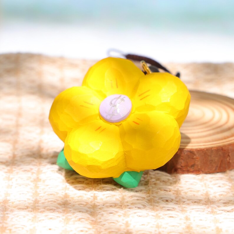 Handgefertigter Holzblumen-Schlüsselanhänger - Handgeschnitzter gelber Blütenanhänger aus Naturholz, niedliches Schlüsselzubehör