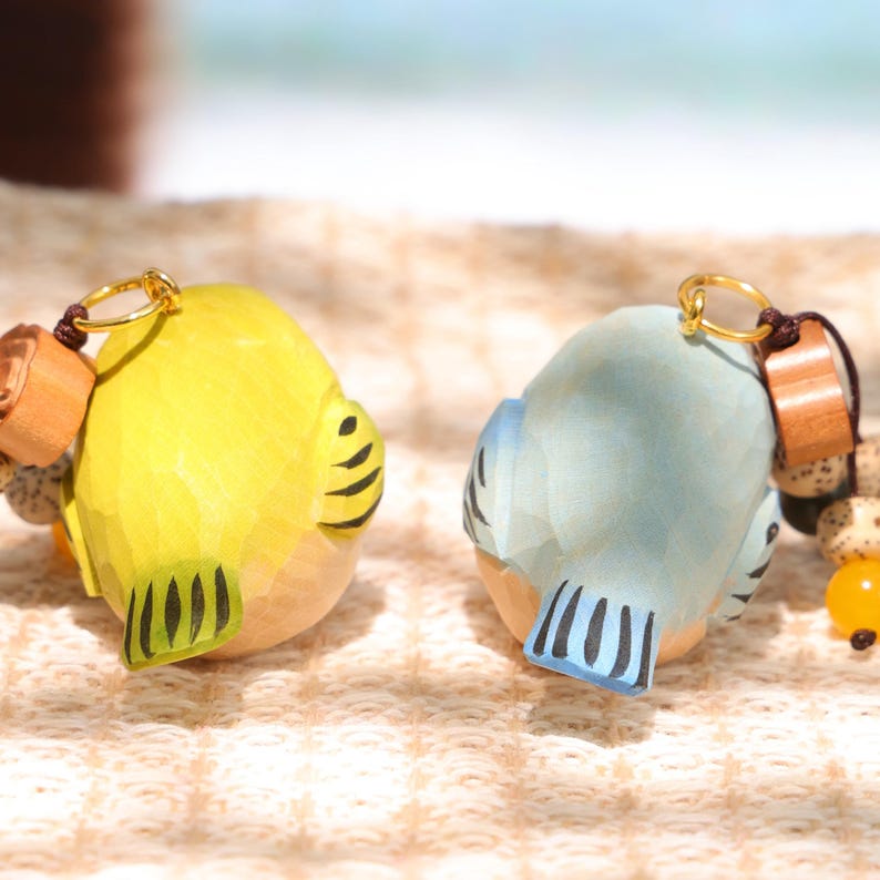 Handgeschnitzter Holz-Fettvogel Schlüsselanhänger, bunter Vogel Taschenanhänger, handgefertigtes Mini Vogel Ornament, einzigartiges Geschenk für Vogelliebhaber