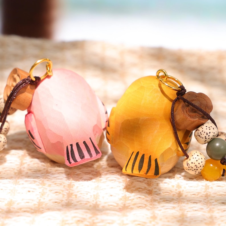 Handgeschnitzter Holz-Fettvogel Schlüsselanhänger, bunter Vogel Taschenanhänger, handgefertigtes Mini Vogel Ornament, einzigartiges Geschenk für Vogelliebhaber