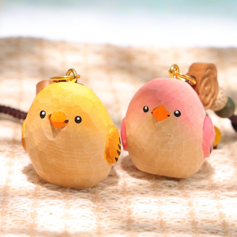 Handgeschnitzter Holz-Fettvogel Schlüsselanhänger, bunter Vogel Taschenanhänger, handgefertigtes Mini Vogel Ornament, einzigartiges Geschenk für Vogelliebhaber