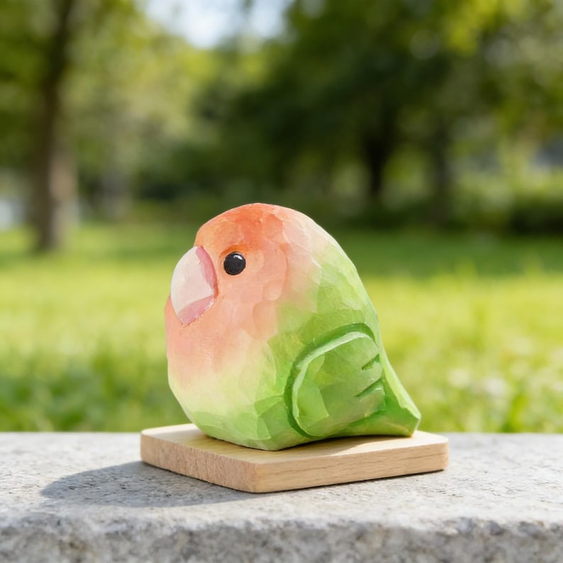 Handgefertigte Lovebird Holzskulptur Bunt Massivholz Naturholzsockel 3,64 cm