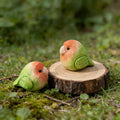 Handgefertigte Lovebird Holzskulptur Bunt Massivholz Naturholzsockel 3,64 cm