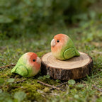 Handgefertigte Lovebird Holzskulptur Bunt Massivholz Naturholzsockel 3,64 cm