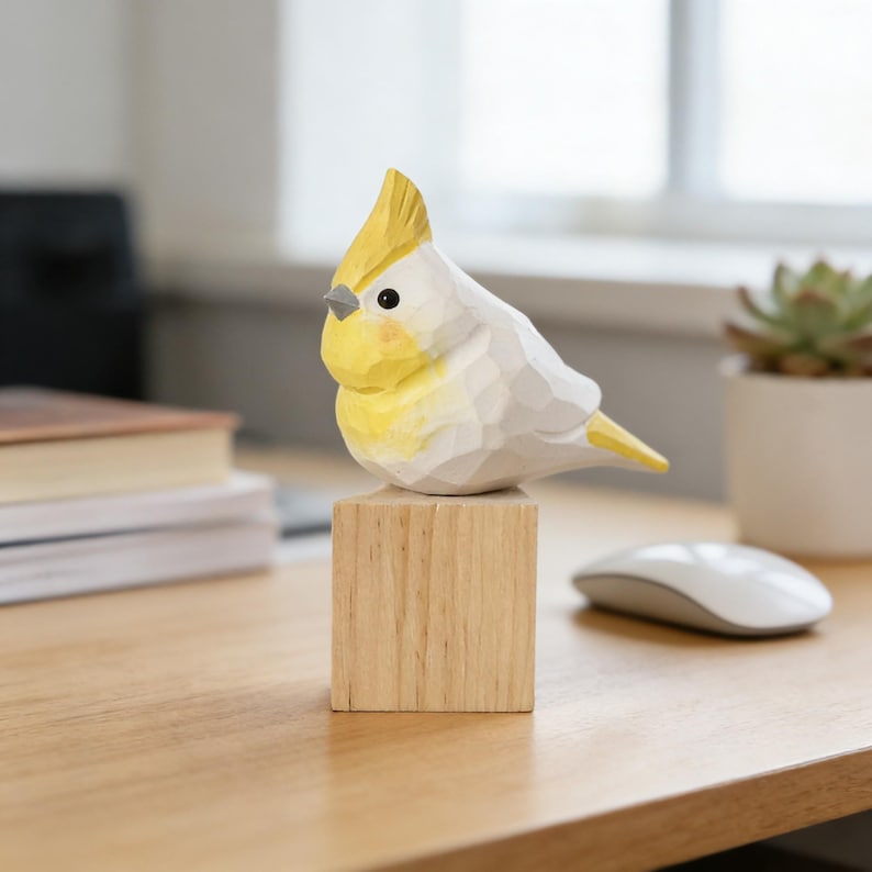 Handgeschnitzte hölzerne Vogelfigur Massivholz – Kleiner Vogel mit Haube – Schreibtisch Dekor Miniaturskulptur – Handgemachtes Geschenk