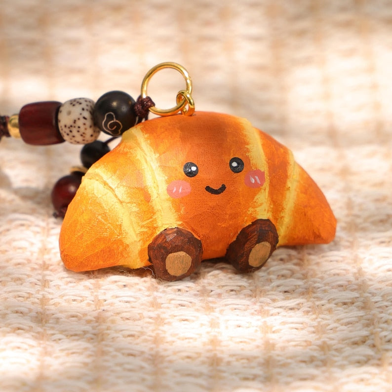 Handgeschnitzter Holz Schlüsselanhänger Croissant & Geburtstagstorte - Miniatur Essen Anhänger - Bäckerei Liebhaber Geschenk - Taschenaccessoire