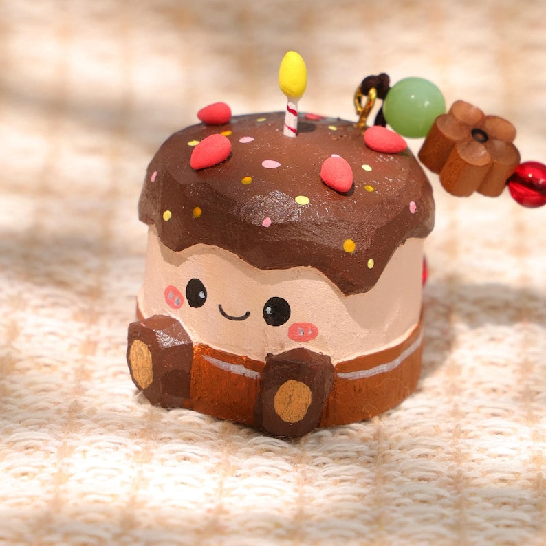 Handgeschnitzter Holz Schlüsselanhänger Croissant & Geburtstagstorte - Miniatur Essen Anhänger - Bäckerei Liebhaber Geschenk - Taschenaccessoire