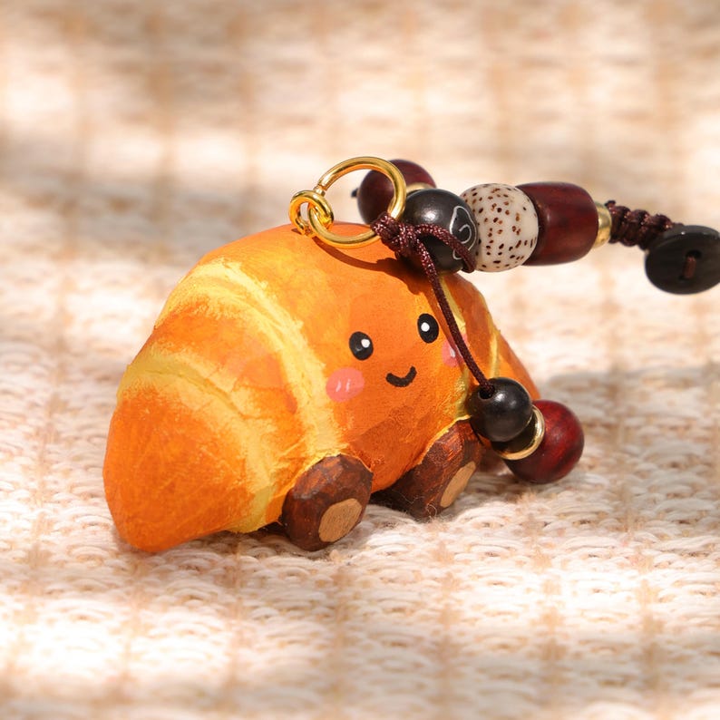 Handgeschnitzter Holz Schlüsselanhänger Croissant & Geburtstagstorte - Miniatur Essen Anhänger - Bäckerei Liebhaber Geschenk - Taschenaccessoire