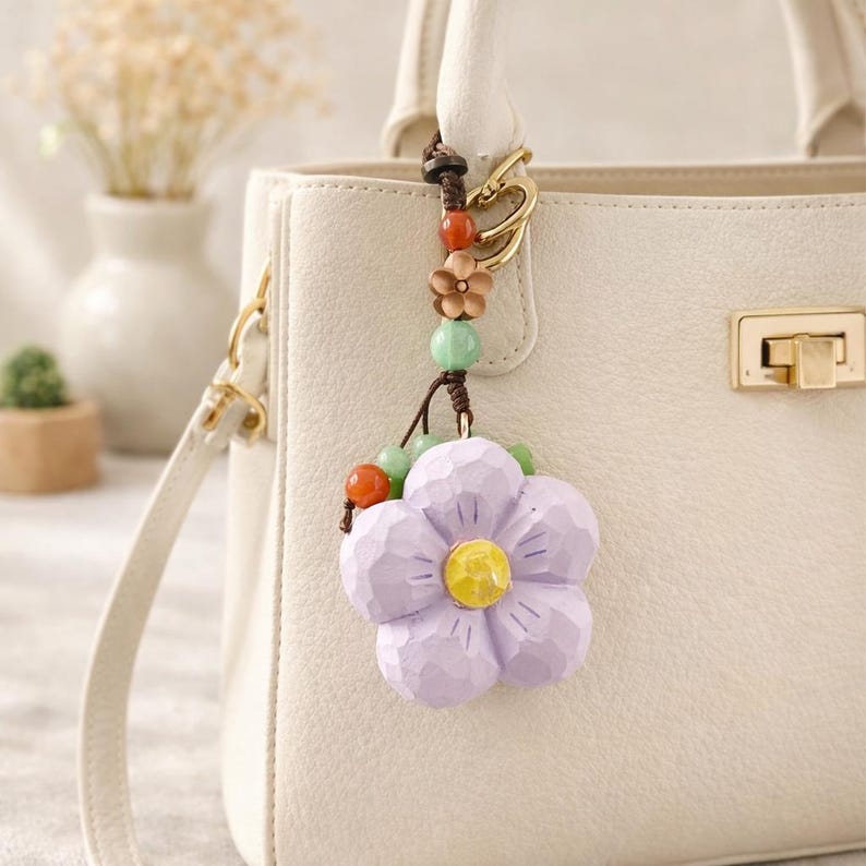 Handgeschnitzter Pfirsichholz Pflaumenblüte Schlüsselbund, Naturholz Blume Charm, handgefertigter Taschen Anhänger, Auto Charm