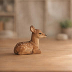 Handgeschnitzte Hirschfigur aus Holz - Rehkitz liegend - Waldorf Dekor für Kinderzimmer Regal Waldtiere