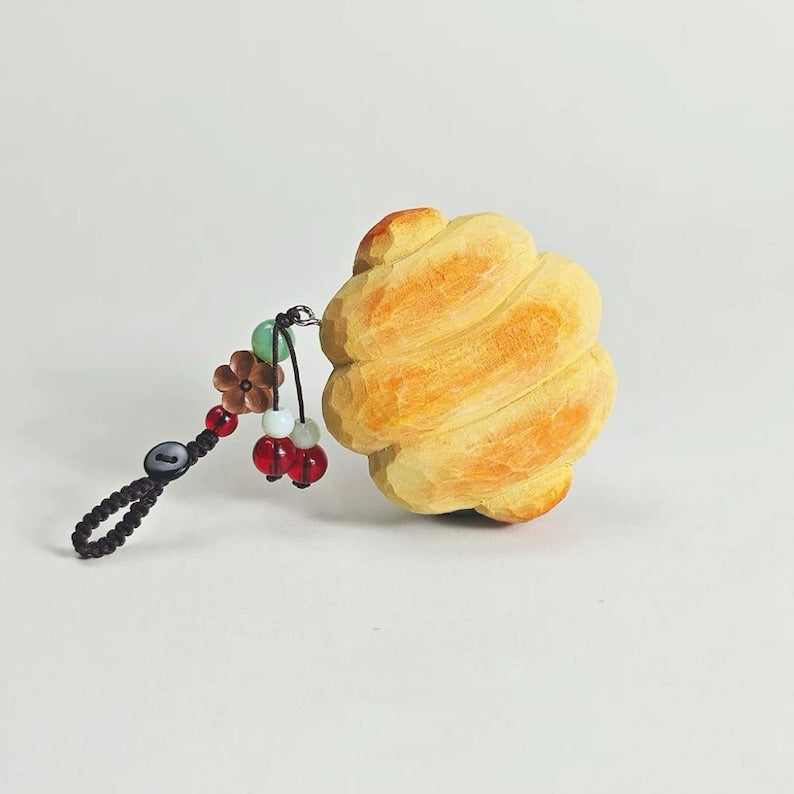Handgeschnitzter Brot Schlüsselanhänger, Holz Croissant Anhänger, Süßes Essen Schlüsselanhänger, Handgemachter Taschenanhänger