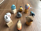 Handgeschnitzte hölzerne Vogelskulptur – rustikale Wohnkultur, handgefertigte Holzfigur