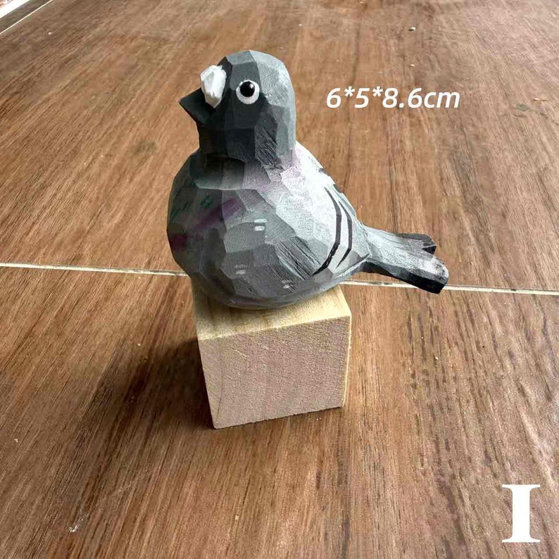 Handgeschnitzte hölzerne Vogelskulptur – rustikale Wohnkultur, handgefertigte Holzfigur