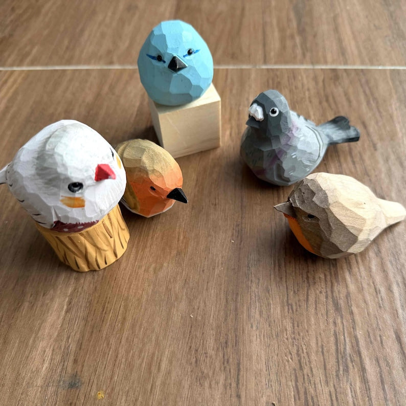 Handgeschnitzte hölzerne Vogelskulptur – rustikale Wohnkultur, handgefertigte Holzfigur