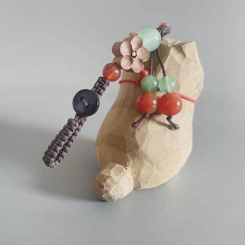 Handgeschnitzte große Katze aus Holz Schlüsselbund, handbemalte Figur, Taschenanhänger, Haustier Schlüsselbund, handgemachte Schmuckstücke