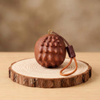 Handgeschnitzter Igel Sorgenstein aus Buchen- und Walnussholz, Zen Schreibtischfigur, Waldtier, 5,1 x 5 x 4,2 cm