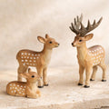 Handgeschnitztes Hirschfiguren-Set aus Holz – Ruhendes Reh, Stehendes Reh & Stehender Hirsch – Waldtierdeko für Kinderzimmerregal
