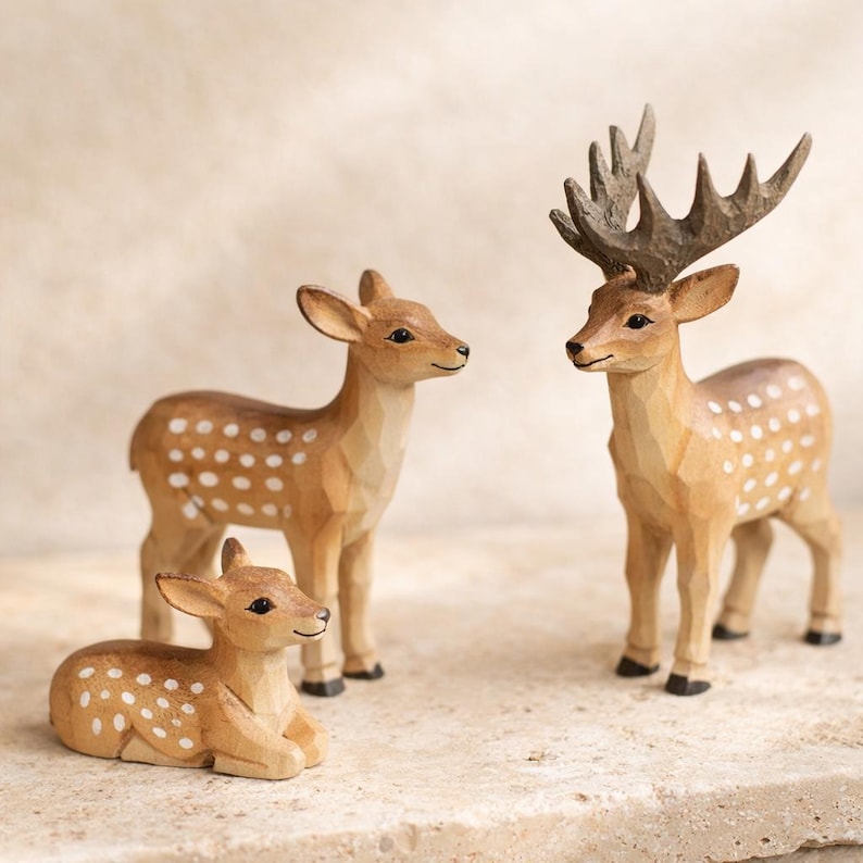 Handgeschnitztes Hirschfiguren-Set aus Holz – Ruhendes Reh, Stehendes Reh & Stehender Hirsch – Waldtierdeko für Kinderzimmerregal