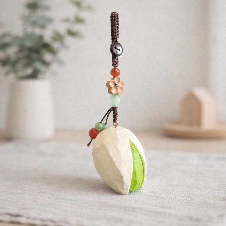 Handgeschnitzter Holz Pistazien Schlüsselanhänger, Japanischer Stil Taschenanhänger, Holz Schlüsselanhänger, handgemachter Holz Charme