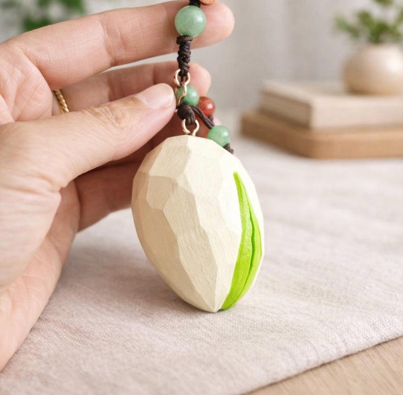 Handgeschnitzter Holz Pistazien Schlüsselanhänger, Japanischer Stil Taschenanhänger, Holz Schlüsselanhänger, handgemachter Holz Charme