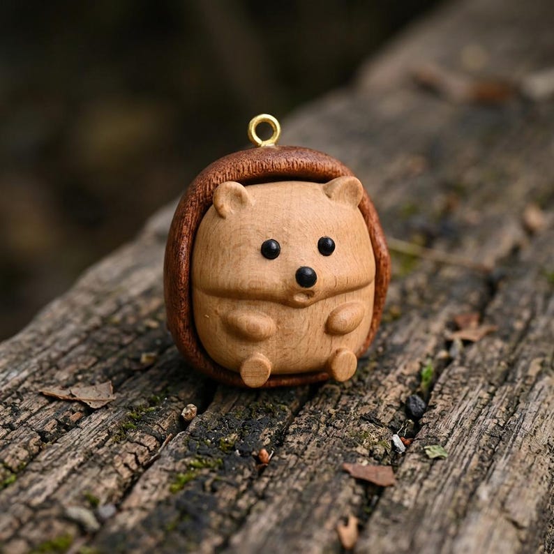 Handgeschnitzter Igel Sorgenstein aus Buchen- und Walnussholz, Zen Schreibtischfigur, Waldtier, 5,1 x 5 x 4,2 cm