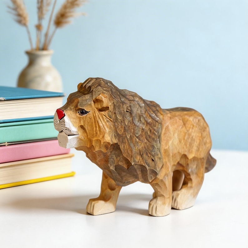 Handgeschnitzte hölzerne Löwenfigur, Safaritier-Regaldekor, Kinderzimmer-Dekor, Waldlöwenstatue, 10 cm