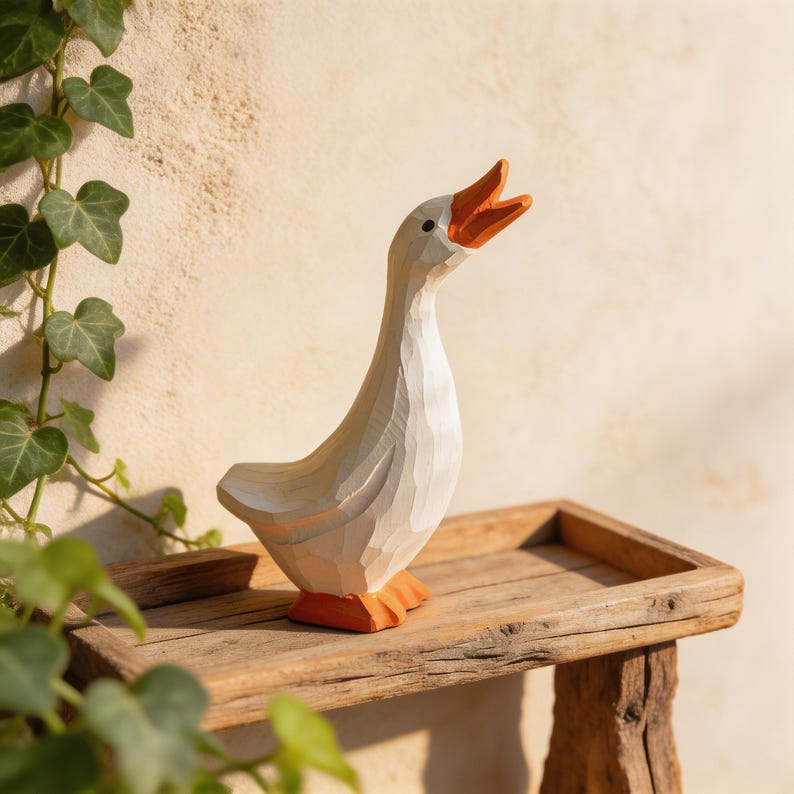Handgeschnitzte hölzerne Gänsefigur, weiß, 13 cm, Bauernhaus Cottagecore Dekor