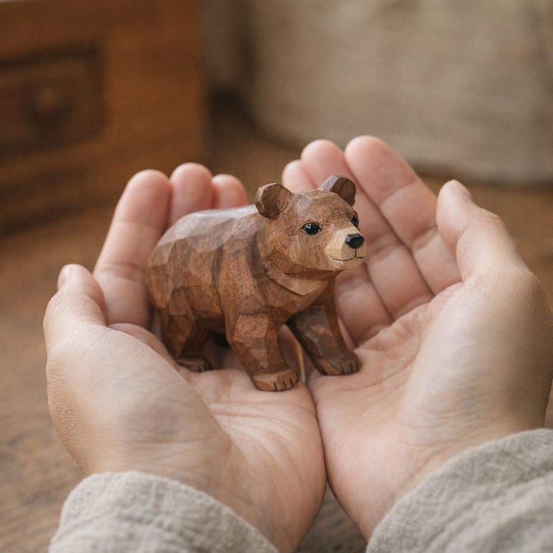 Handgefertigte Holzfigur Bär | Minimalistische Wald Dekoration 5x7x2,7cm Naturholz