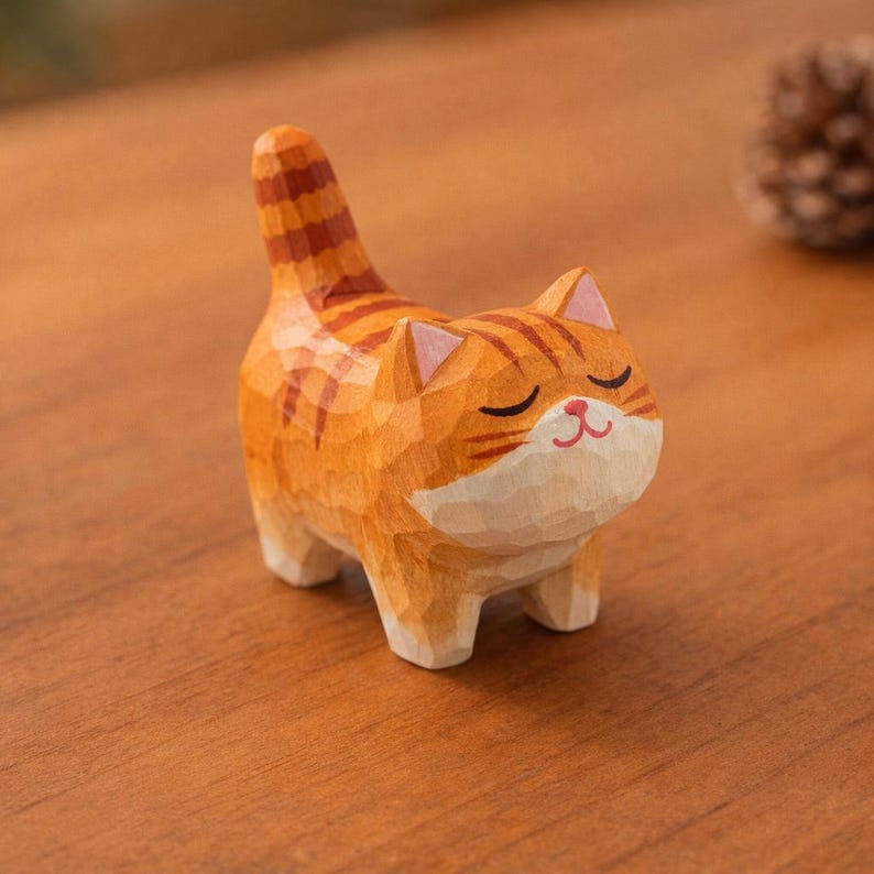 Handgeschnitzte Holzkatzenfiguren, kleines Katzendekor aus Naturholz, 4,3 cm, freistehend