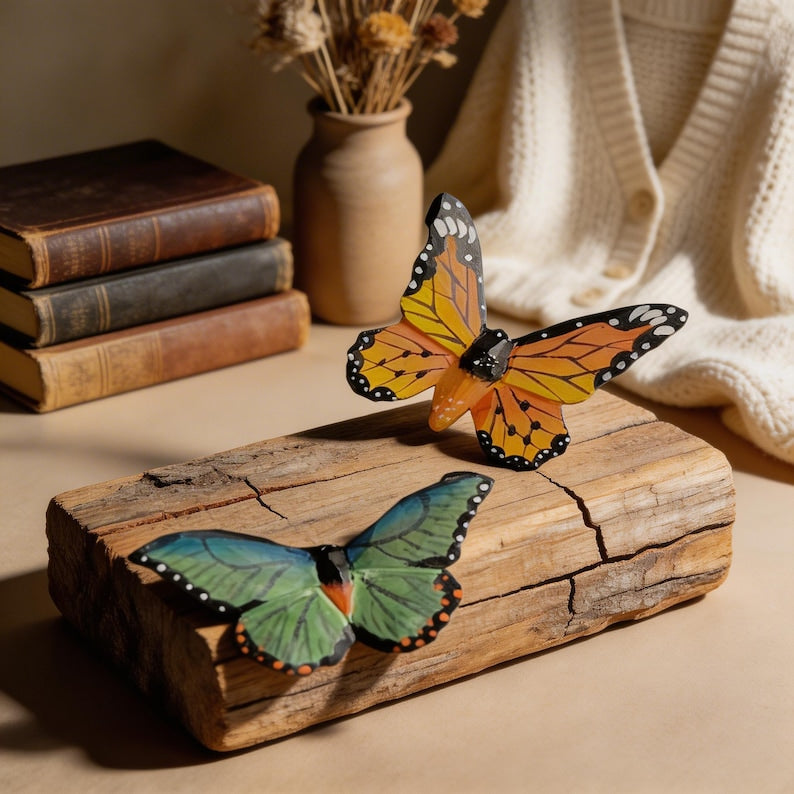 Handgefertigte Holzschmetterlingsdekoration, Monarch-Regaldekor, naturinspirierter Wandakzent, 4-fach gehäkelt