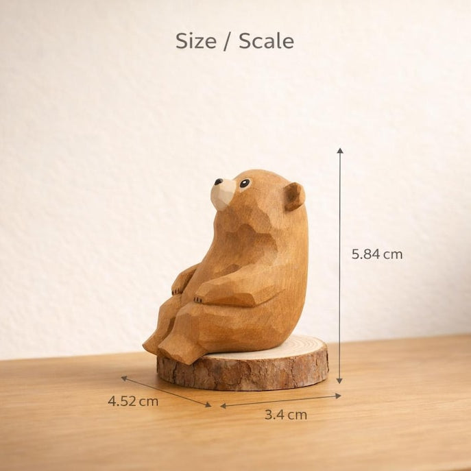Handgeschnitzte hölzerne Bärenfigur - Facettiertes Low-Poly-Design - 5,84 cm Höhe - Naturholz - Honigbraun