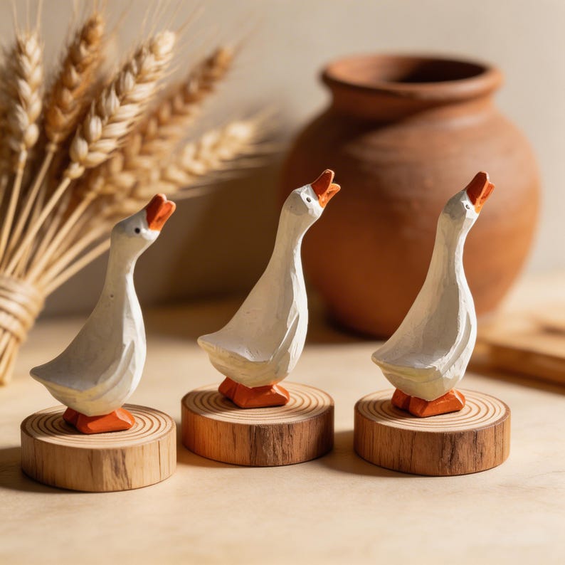 Handgeschnitzte hölzerne Gänsefigur, weiß, 13 cm, Bauernhaus Cottagecore Dekor