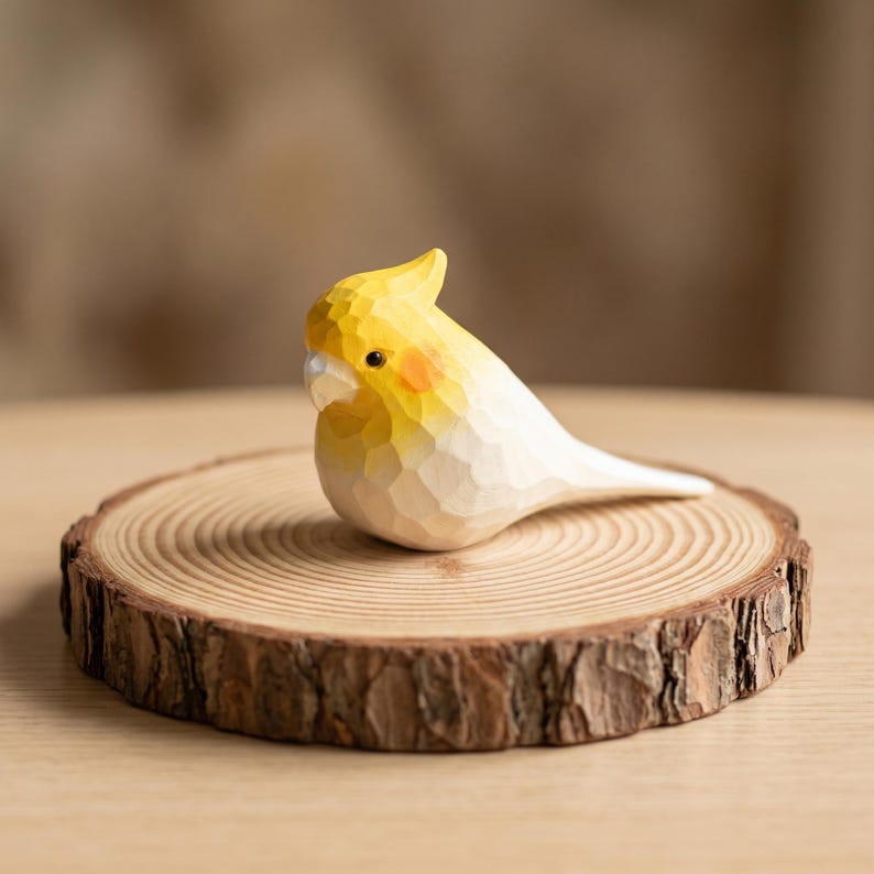Handgeschnitzte Nymphensittich-Figur aus Massivholz, Low-Poly, handbemalt, personalisierbarer Sockel, Denkmal für Vogelliebhaber