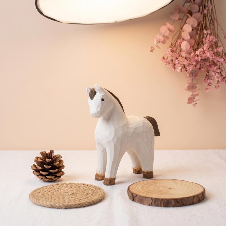 Weißes Pferd Holzfigur, Kopf Up Pose, Handgeschnitzte Low-Poly Schreibtischskulptur, Naturholz mit Weißem Finish
